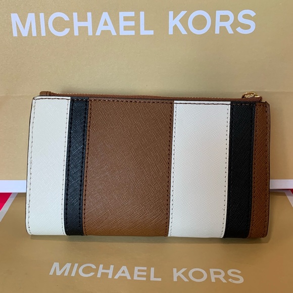 Michael Kors Large Karla Luggage Leather Wallet - Picture 3 of 8